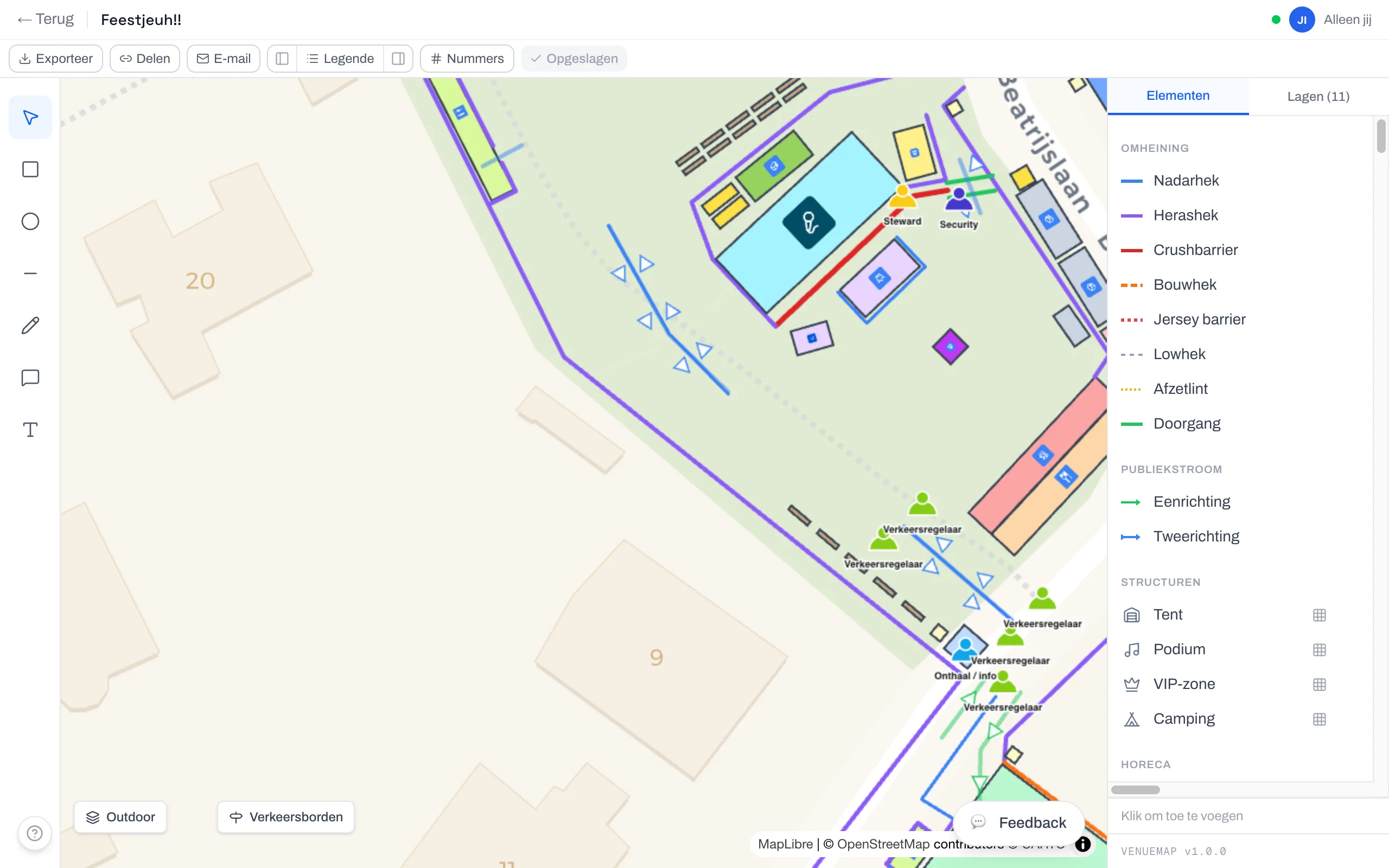 Het terrein omsloten door een Herashek, met een crushbarrier voor het podium, doorgangen in het hek en tweerichtingspijlen voor de publieksstroom.