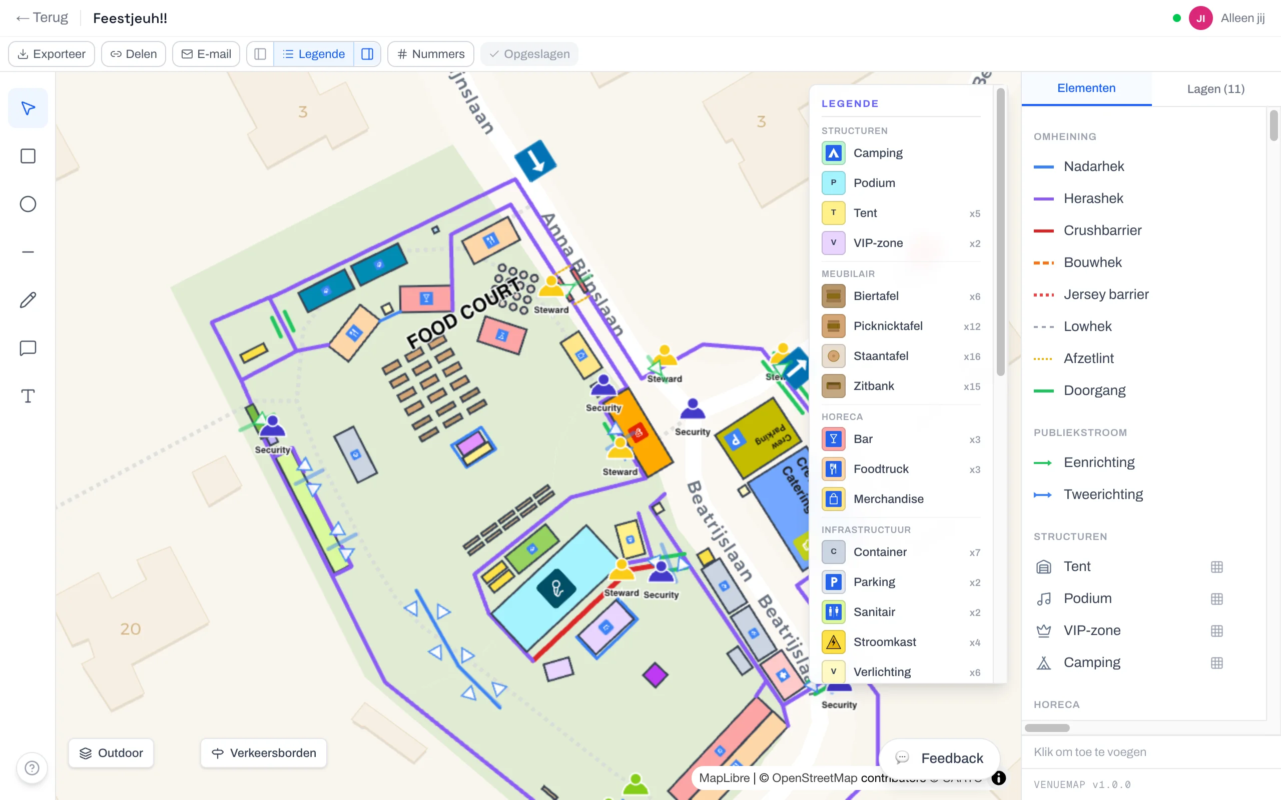De VenueMap-editor met het grondplan van een echt evenement: een food court met picknick- en staantafels, bars, foodtrucks, stewards en security, omsloten door hekwerk, met de legende ernaast.