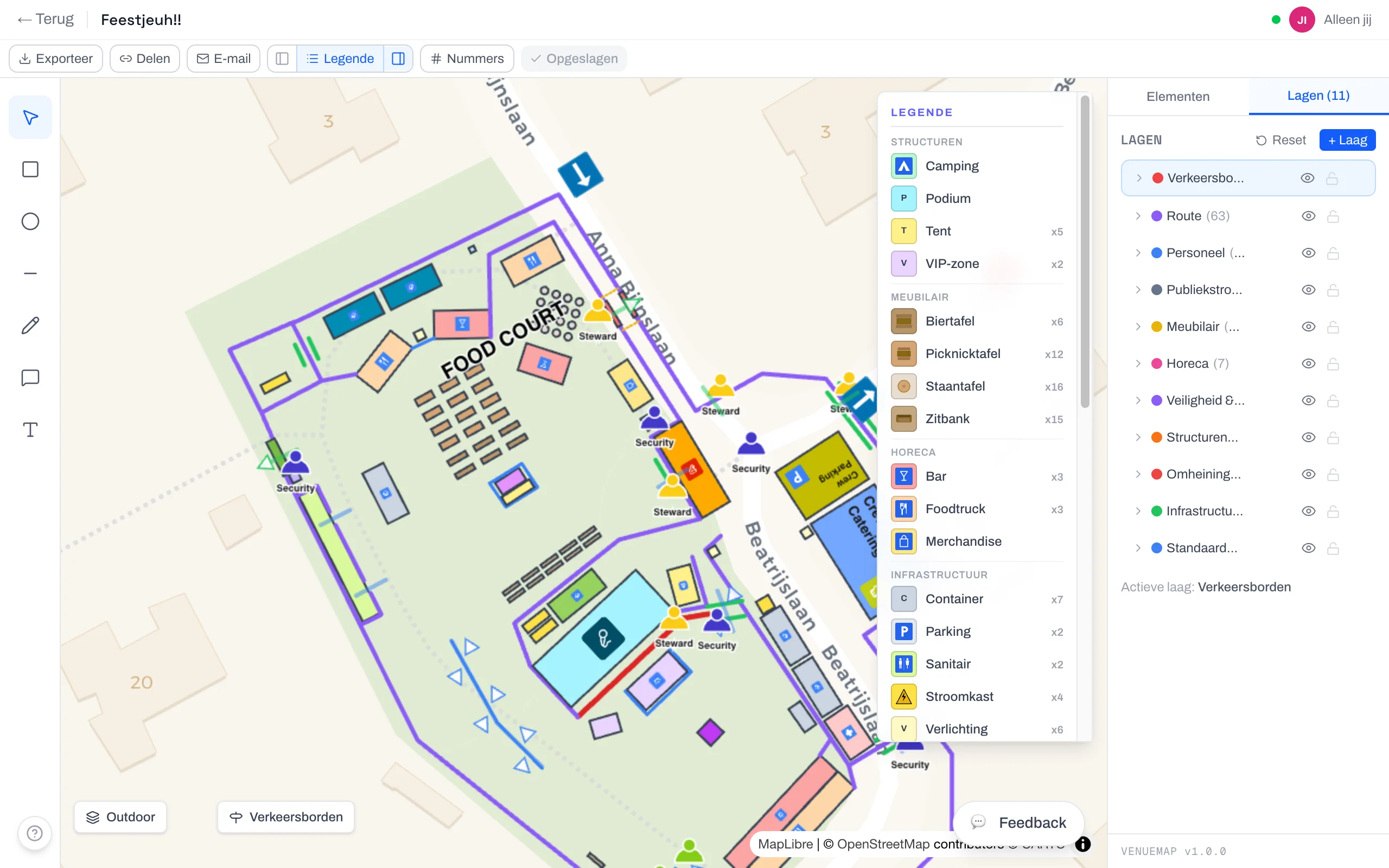 Het lagenpaneel met elf lagen — route, personeel, publiekstroom, meubilair, horeca, omheining en meer — elk met hun aantal en een zichtbaarheids- en vergrendelknop.